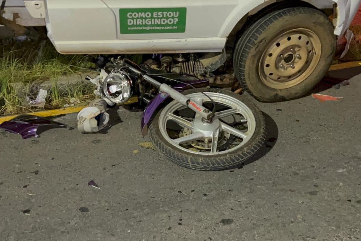 Motociclista fica ferido após colisão entre caminhão de pequeno porte e moto em PG