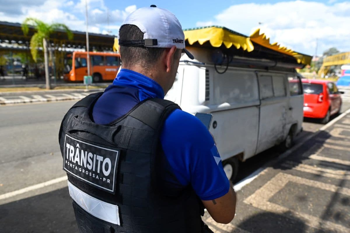 Prefeitura apreende Kombi com R$ 125 mil em débitos durante fiscalização de trailers