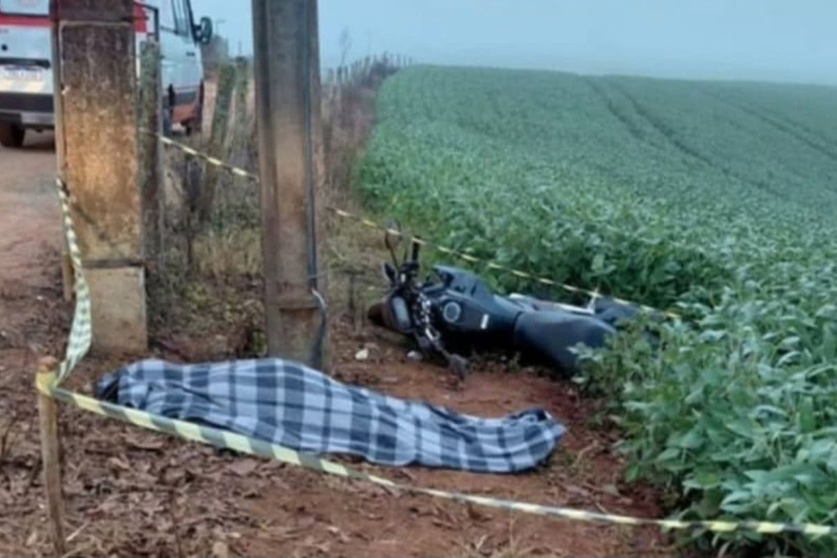 Mulher morre após colisão de motocicleta contra poste em Castro