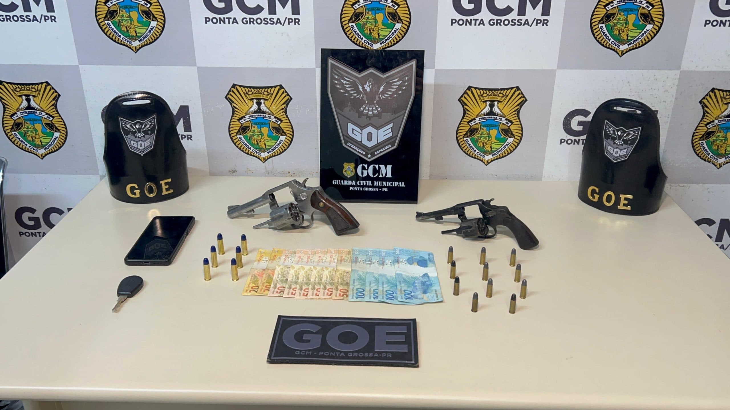 GOE prende três pessoas e apreende armas de fogo e munições em Ponta Grossa