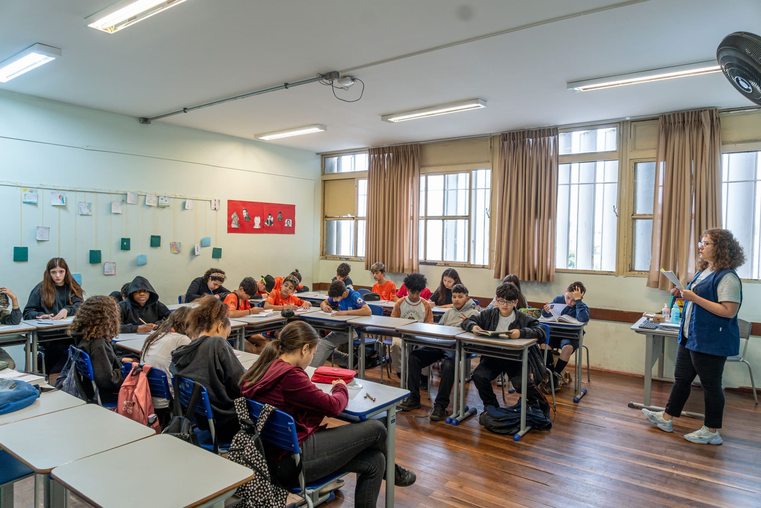 Rede estadual do Paraná abre matrículas presenciais para estudantes que perderam o prazo regular