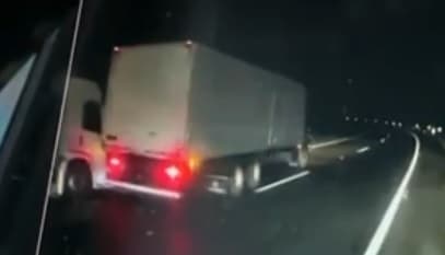 Câmera flagra caminhão sendo abordado por assaltantes na BR-116; momentos depois seis pessoas morreram