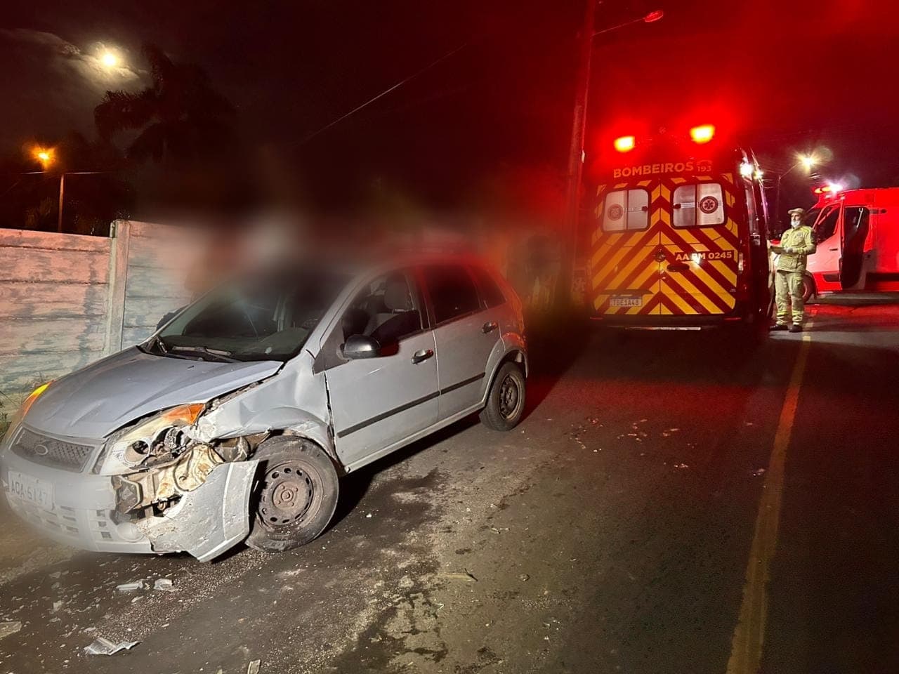 Gol invade contramão e colide com Fiesta na região de Uvaranas em PG