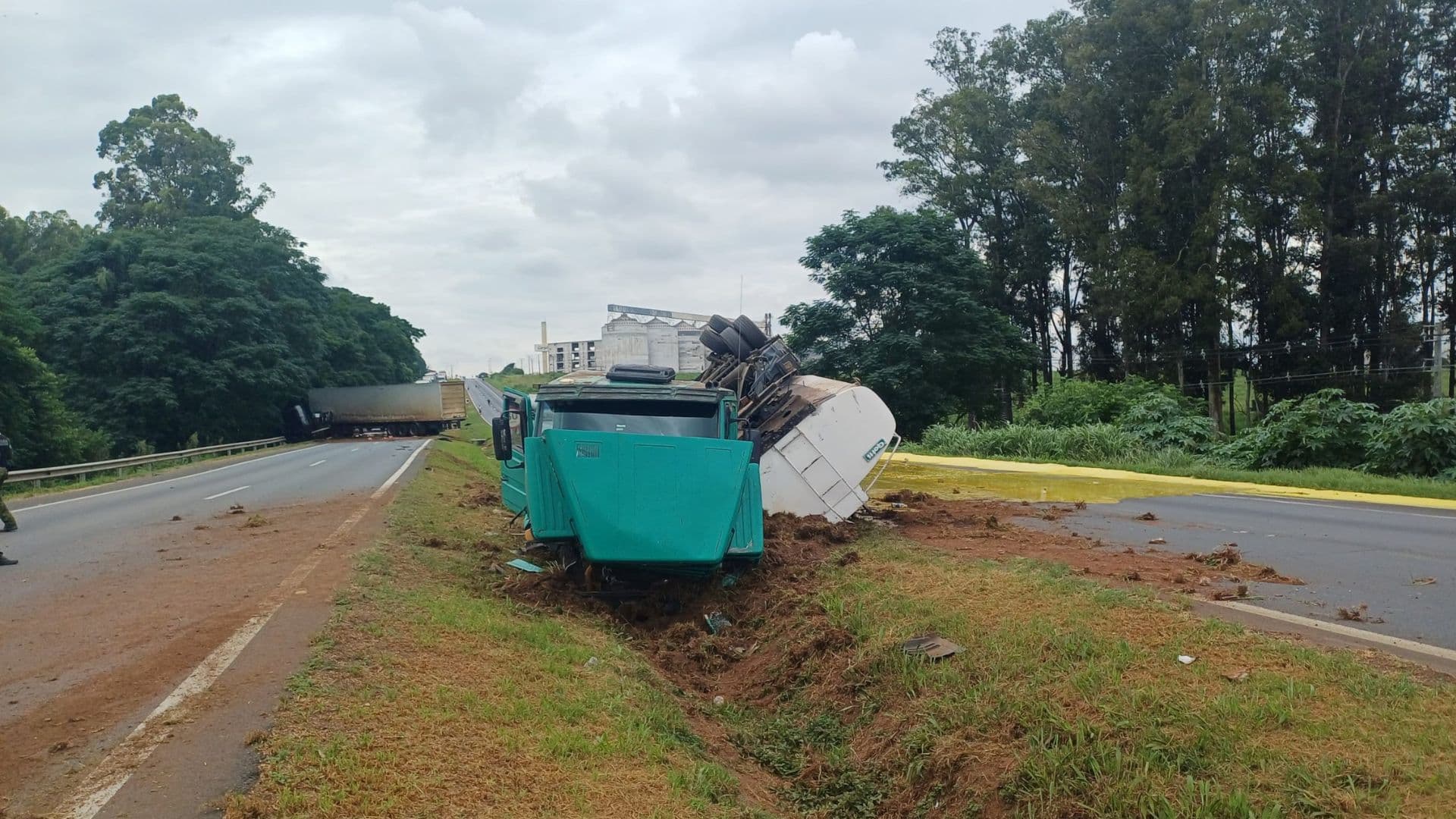 Acidente entre dois caminhões interdita BR-376 em Ponta Grossa