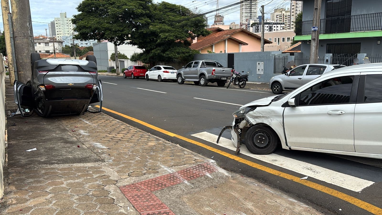 Colisão seguida de capotamento deixa motoristas feridos em Ponta Grossa