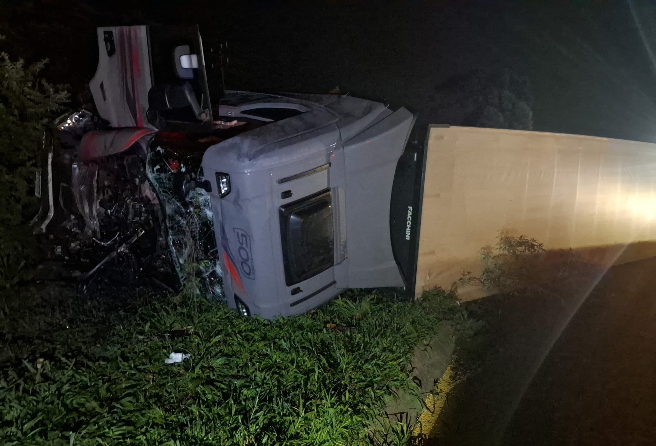 Motorista fica ferido após colisão traseira e tombamento na PR-151 em Castro