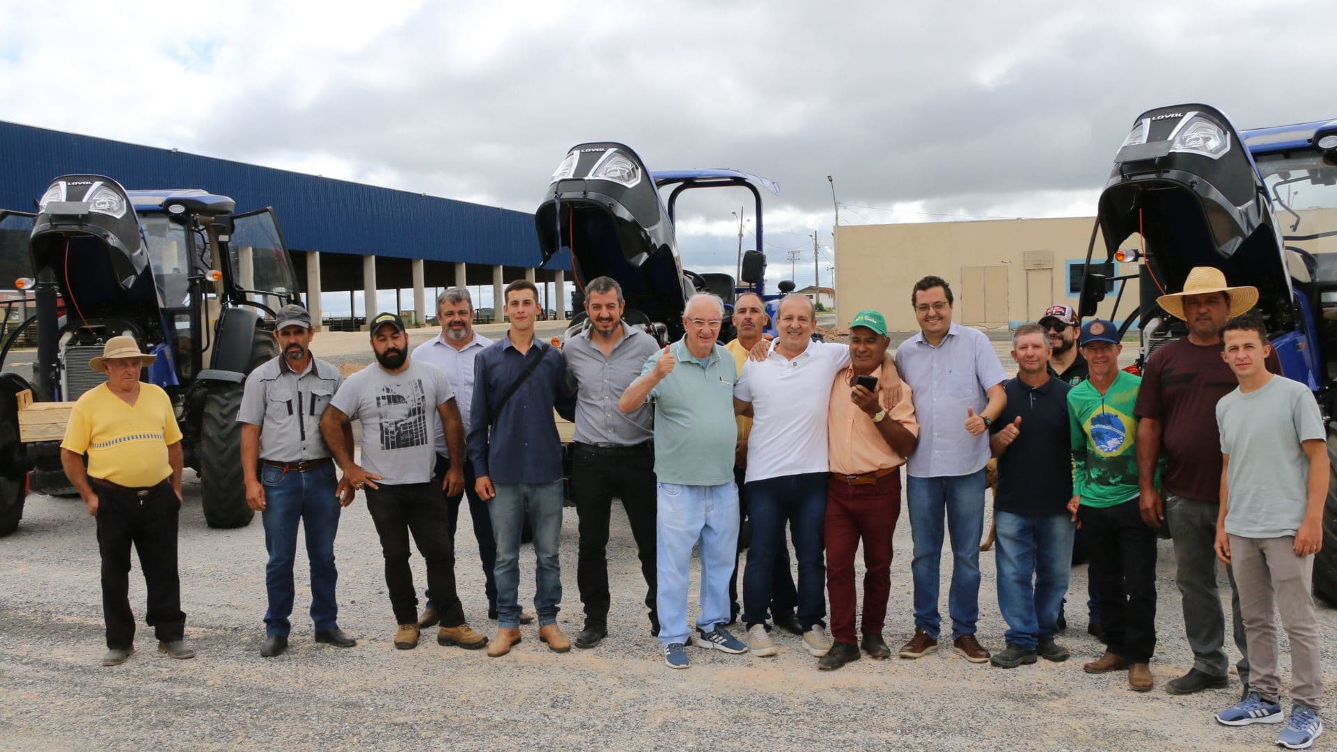 Prefeitura de Castro entrega tratores e ensiladeiras a associações rurais