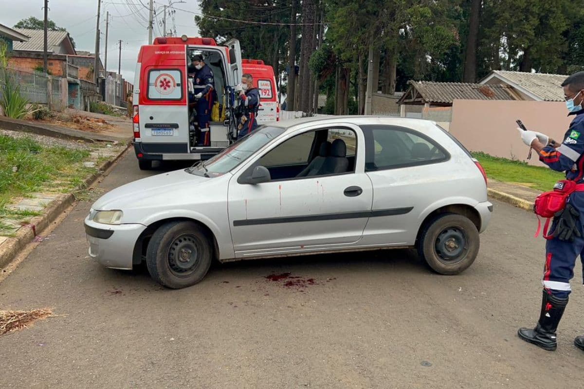 Motorista perde controle, bate em poste e é encaminhado ao hospital em Ponta Grossa