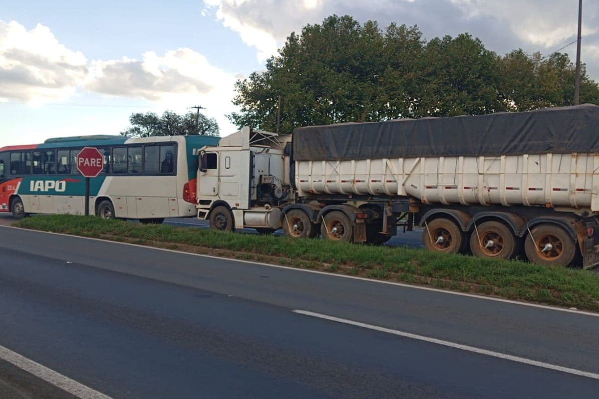 Acidente na PR-151 em Carambeí deixa caminhoneiro ferido após colisão traseira