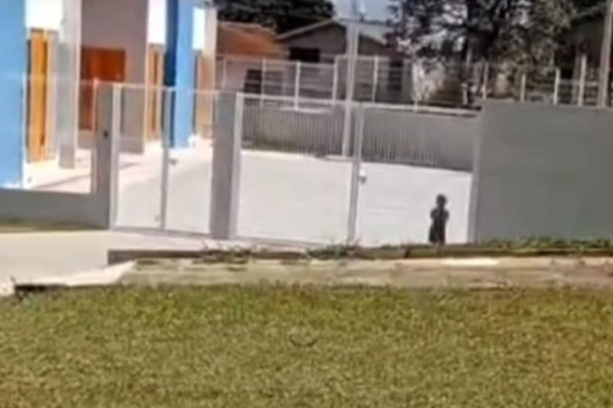 Moradora flagra criança fora do portão de CMEI no Jardim Esplanada em Ponta Grossa