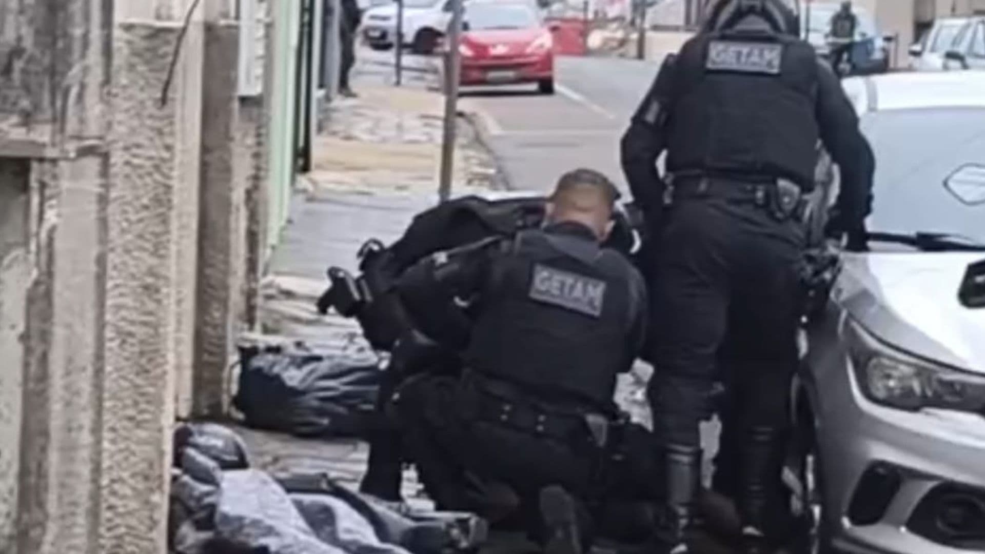 Vídeo mostra guardas municipais pisando em morador de rua no Centro de PG