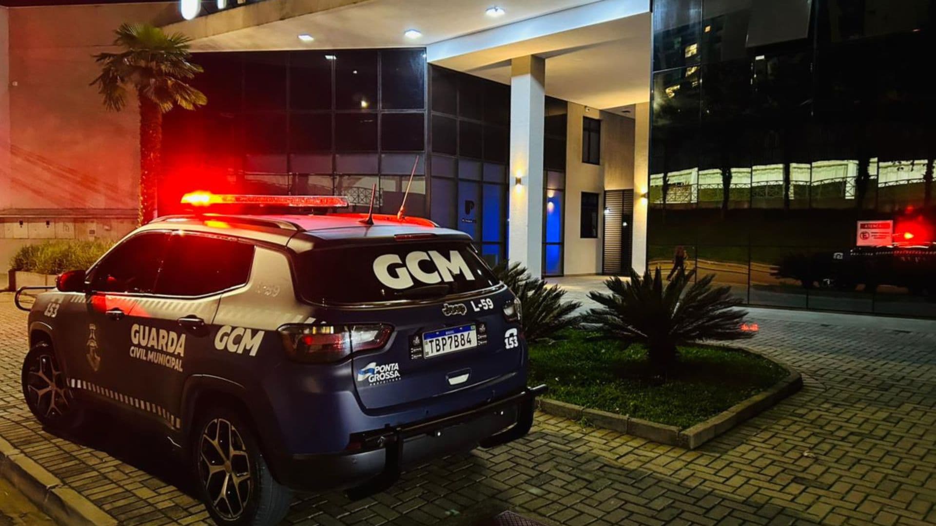 Homem é encontrado morto dentro de apartamento em prédio de luxo em PG