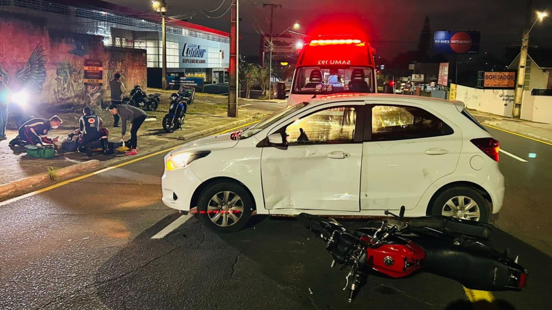 Conversão proibida causa acidente na Avenida Monteiro Lobato e deixa motociclista ferido