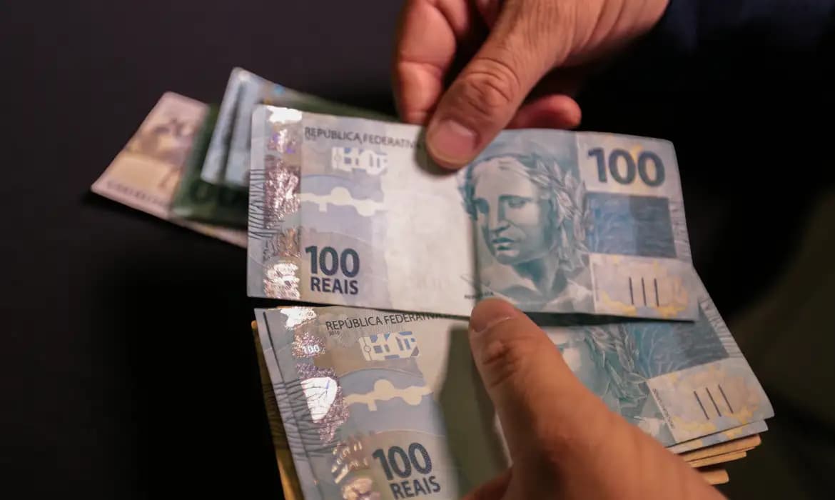 Salário mínimo de R$ 1.621 começa a ser pago nesta segunda-feira (2)