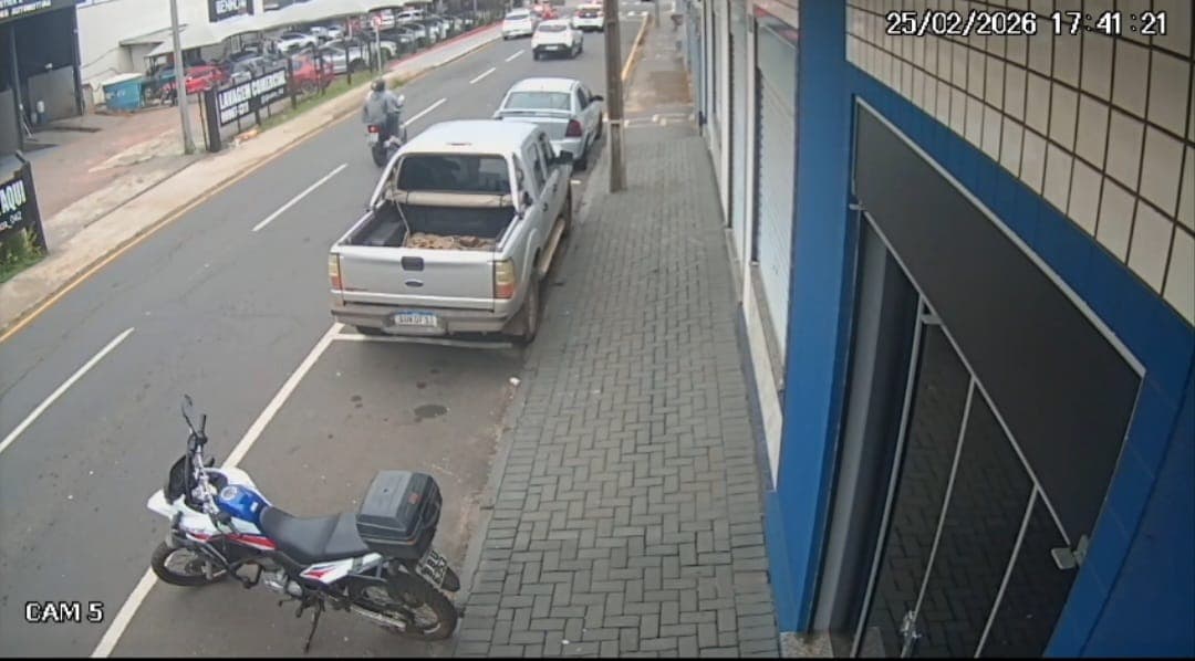 Vídeo mostra dupla em moto cercando veículo antes da execução em Ponta Grossa