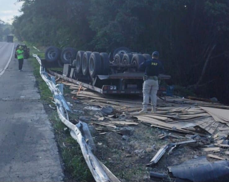 Caminhão capota na BR-376 e motorista morre em Tibagi