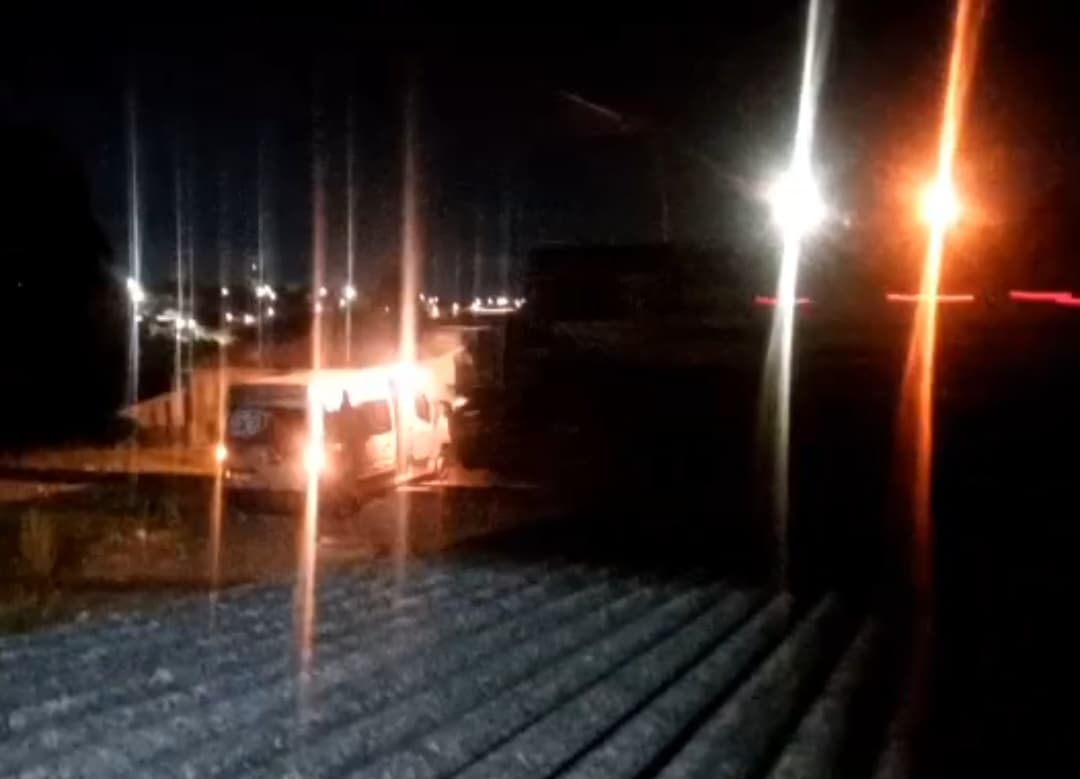 Vídeo: Van fica presa nos trilhos e é atingida por trem em Ponta Grossa