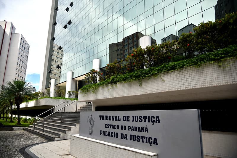 Castro firma convênio com Tribunal de Justiça do Paraná para preservar acervos históricos