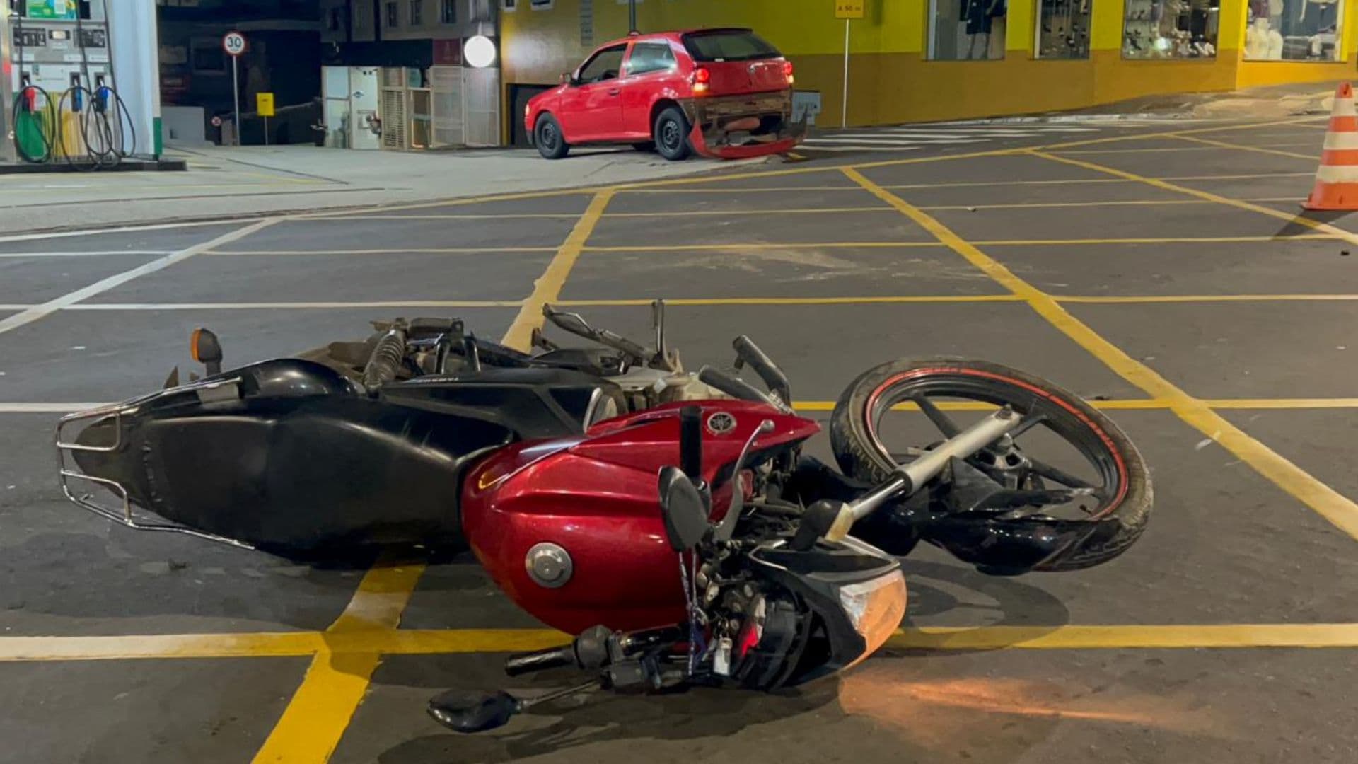 Motociclista fura sinal vermelho e bate na traseira de carro no Centro de PG
