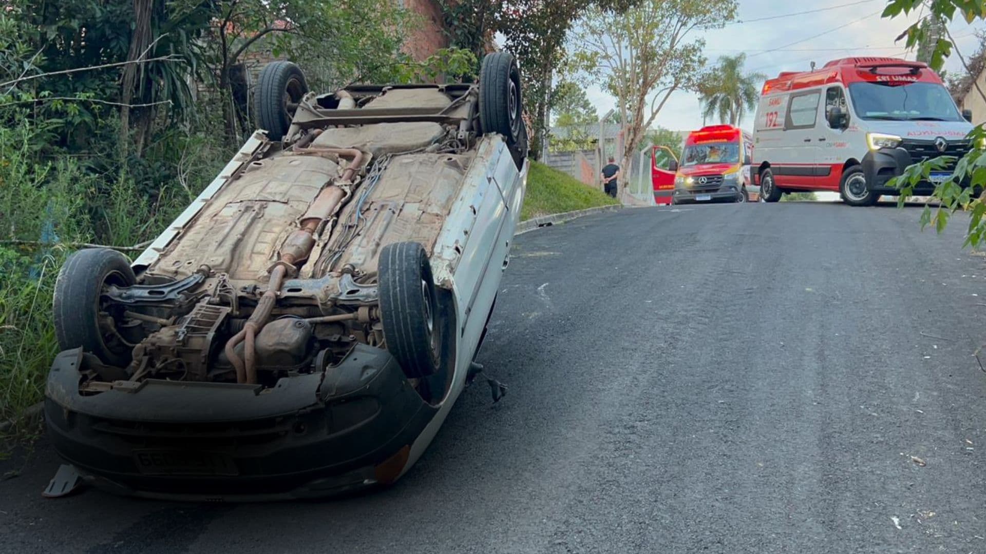 Motorista perde controle e causa capotamento em bairro de PG