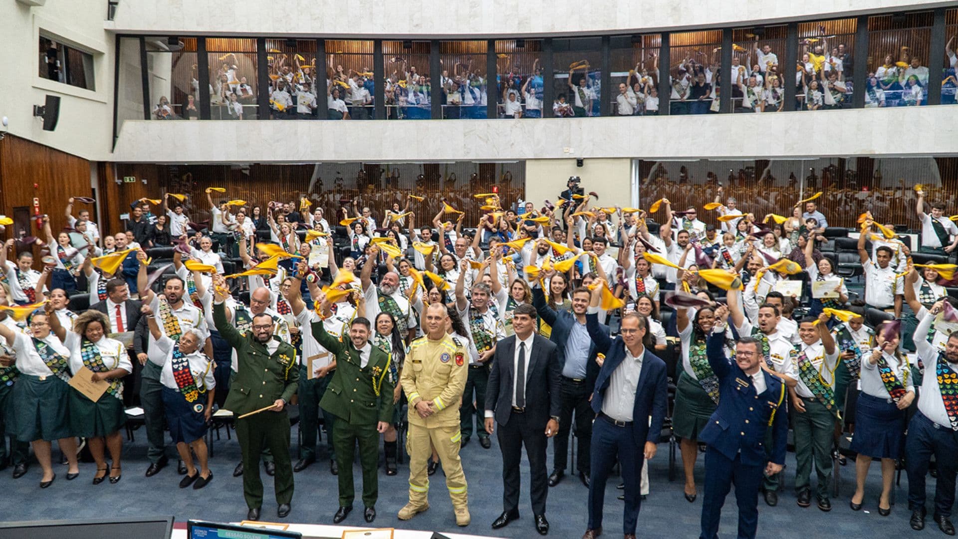 Homenagem aos Desbravadores no Paraná reúne líderes e crianças na Assembleia Legislativa