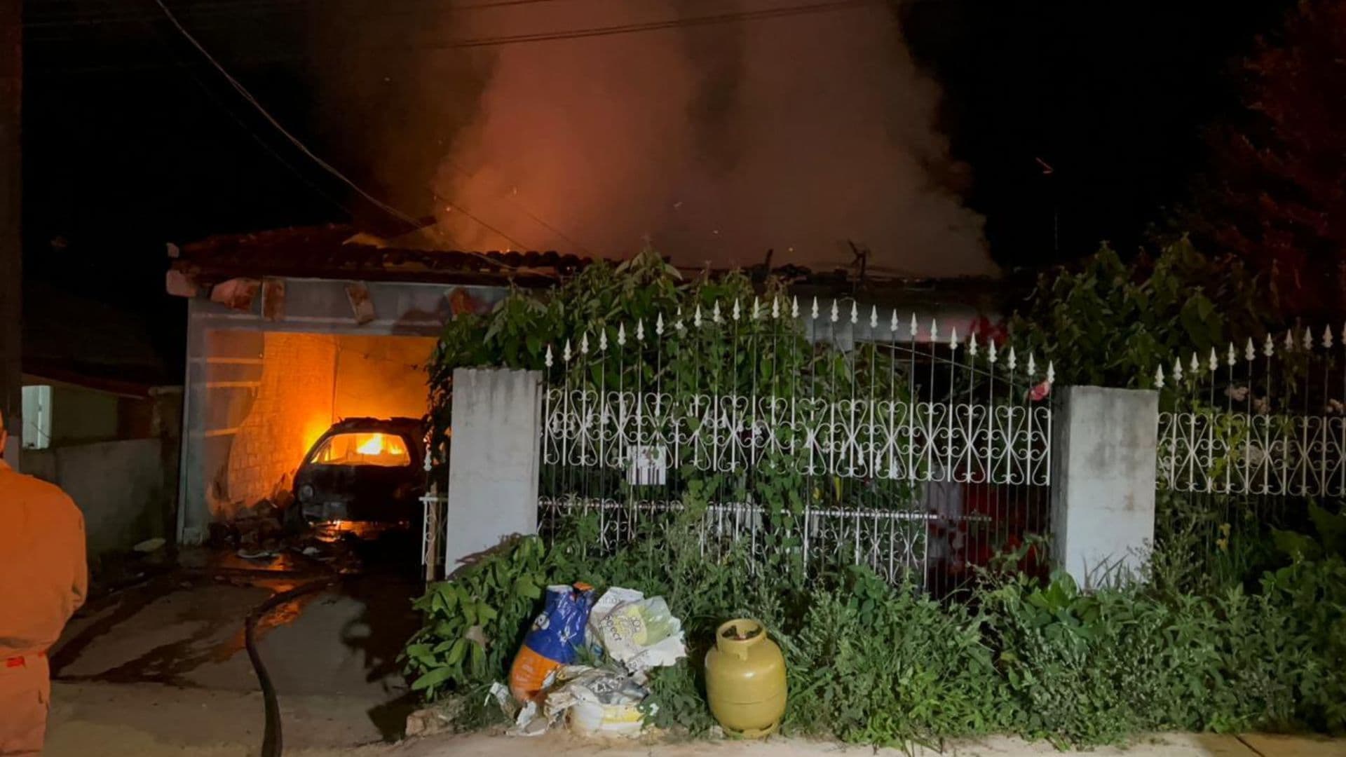 Casa pega fogo e mobiliza Bombeiros e SAMU no Jardim Castanheira em Ponta Grossa