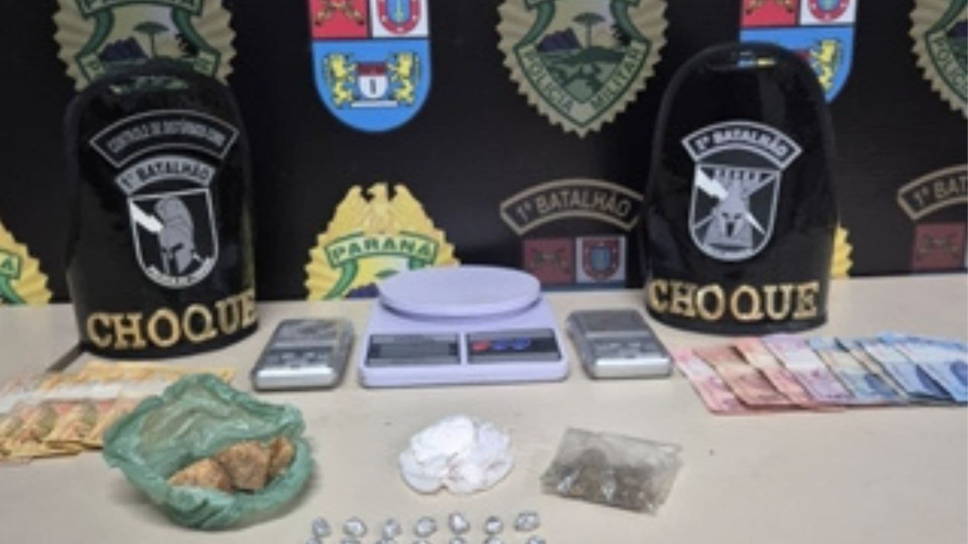Homem é preso por tráfico de drogas em Ponta Grossa após denúncias e ação da Polícia Militar