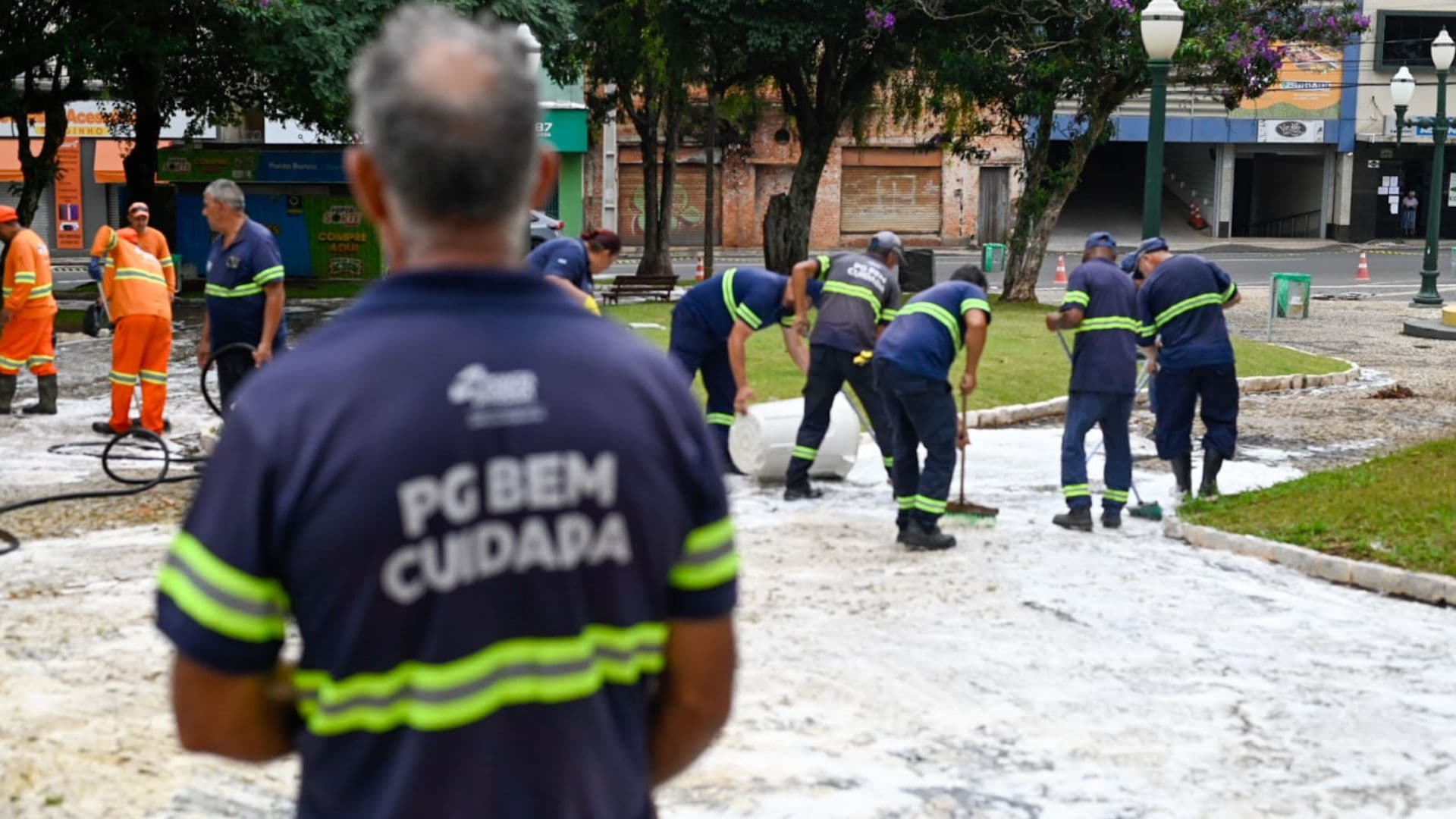 Força-tarefa da Prefeitura realiza limpeza pesada na Praça 'dos Polacos'