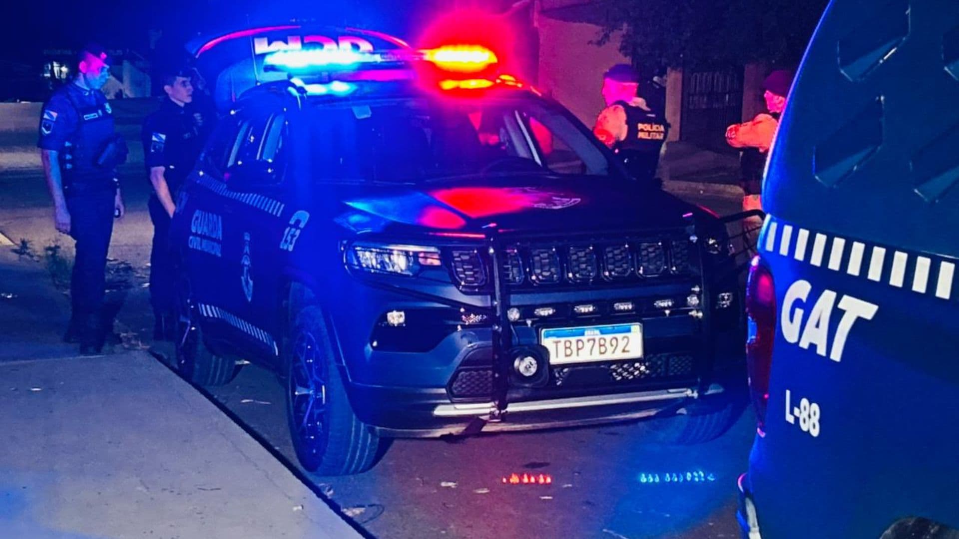 Jovem convulsiona em sua despedida de solteiro e termina em confusão e prisões em PG