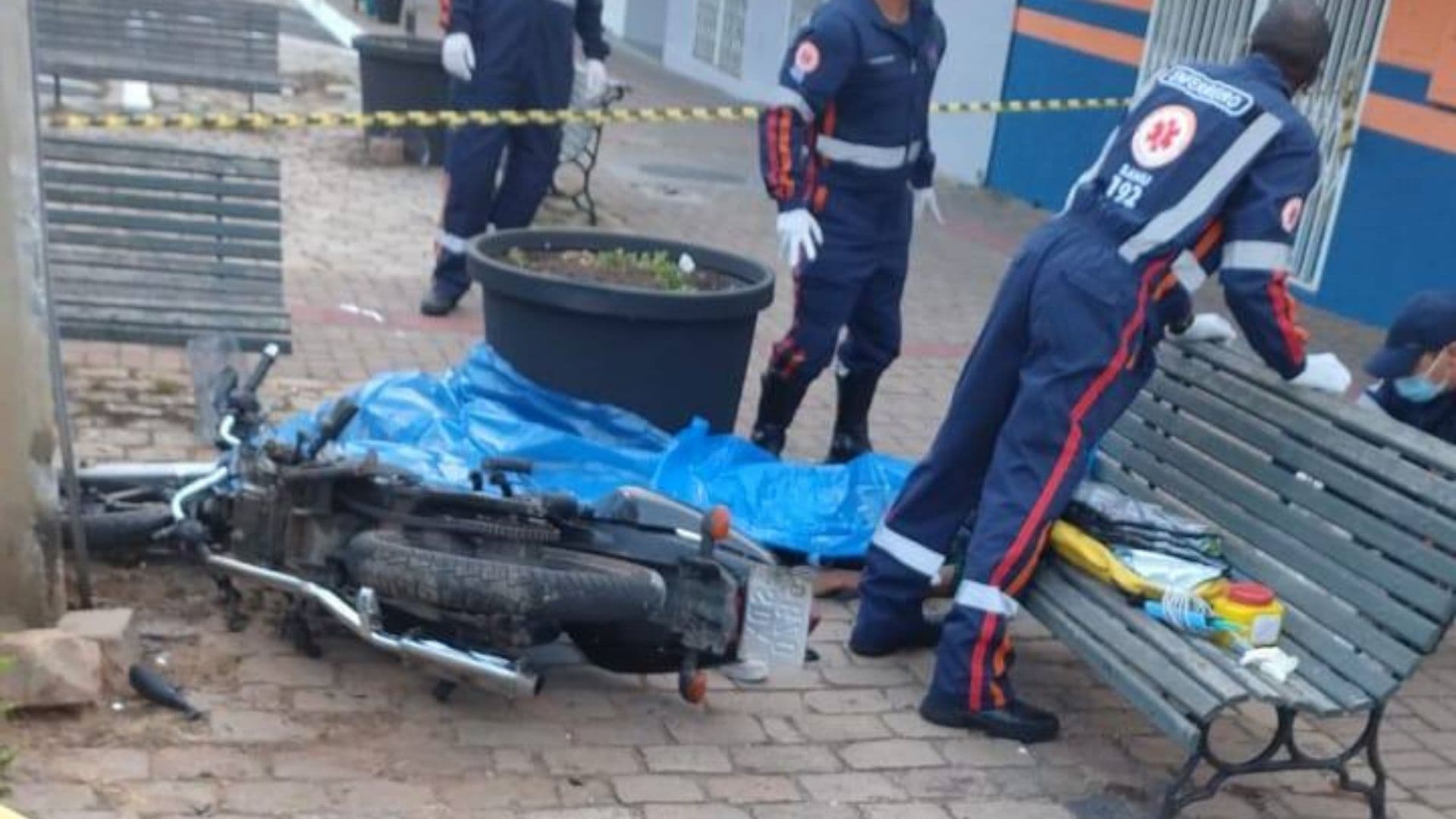 Motocicleta colide contra poste e deixa dois mortos em Castro