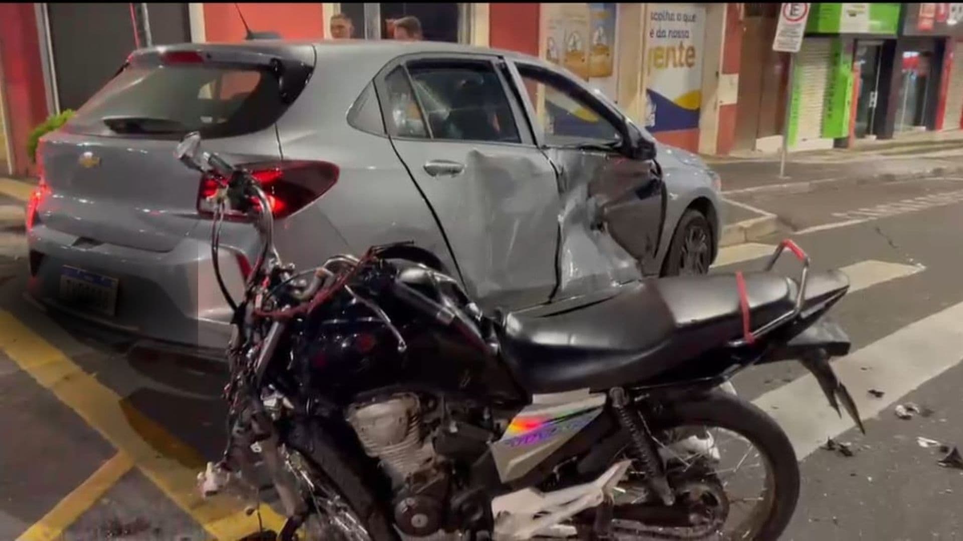 Motociclista fica gravemente ferido após colisão com carro no centro de Ponta Grossa