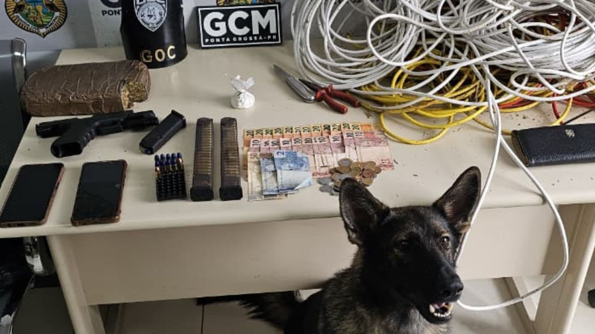 Três pessoas são presas pela GCM após apreensão de arma, drogas e fios elétricos em Uvaranas