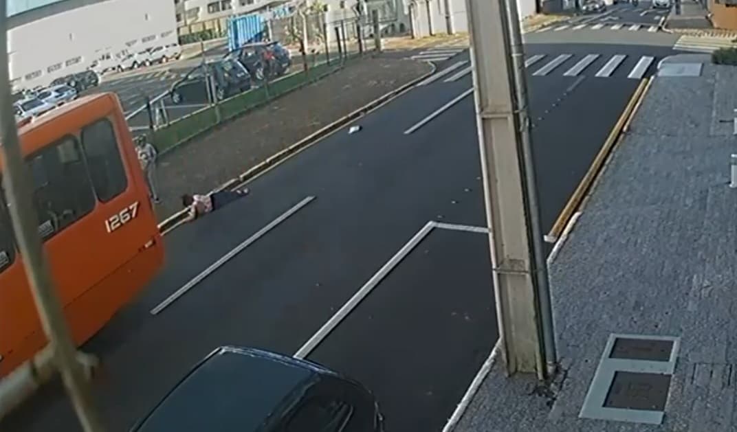 Motorista de ônibus de Ponta Grossa é indiciado após morte de idosa durante desembarque
