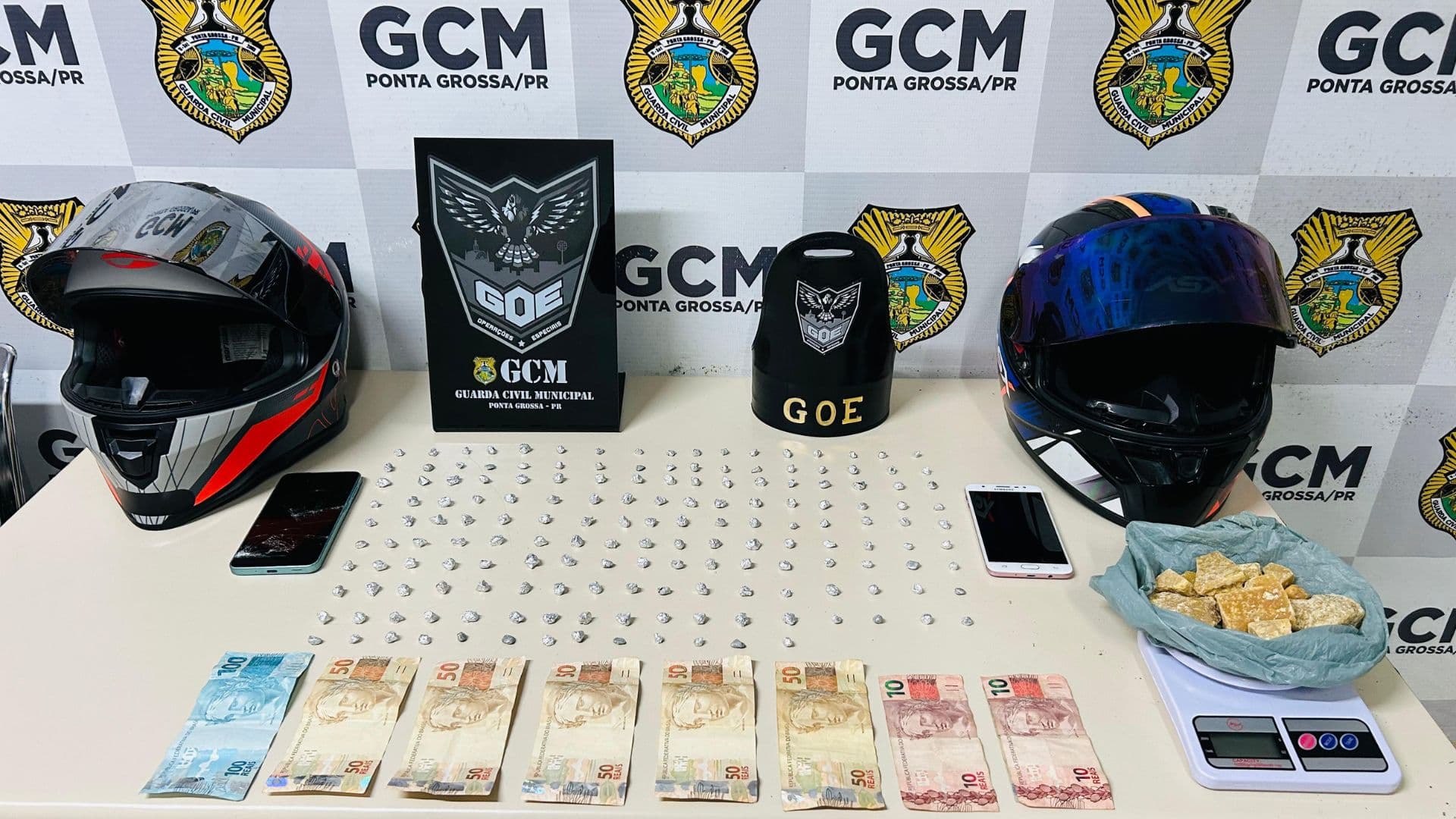 Dupla é presa por tráfico de drogas em vila de Ponta Grossa