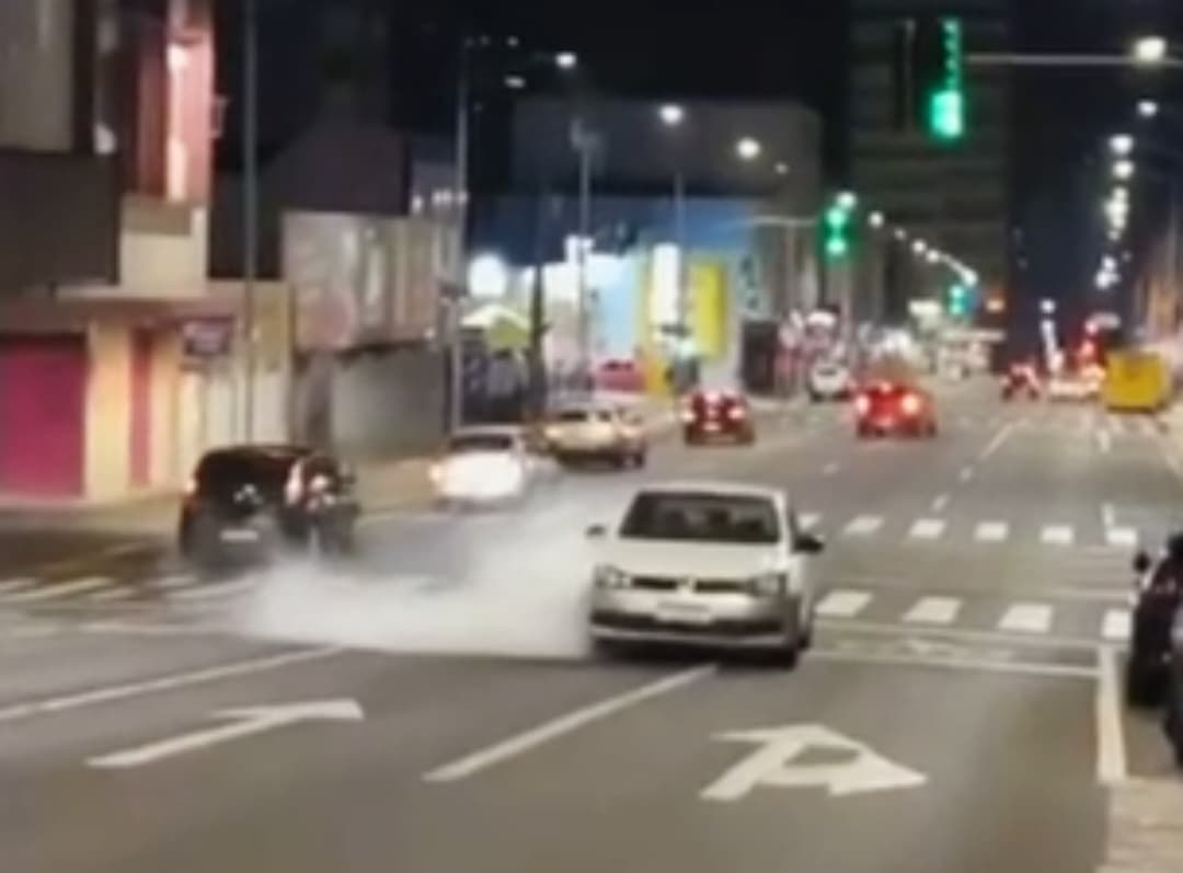 Motorista é autuado por realizar manobra e seguir na contramão no Centro de Ponta Grossa