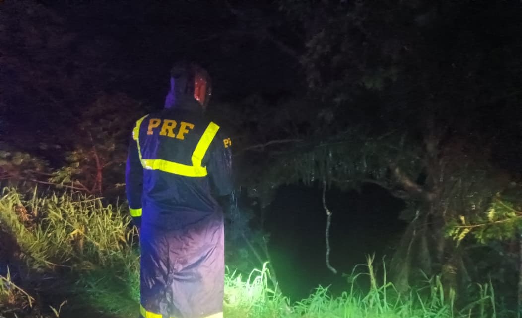 Caminhão com família cai em represa na BR-116 no Paraná; criança morre