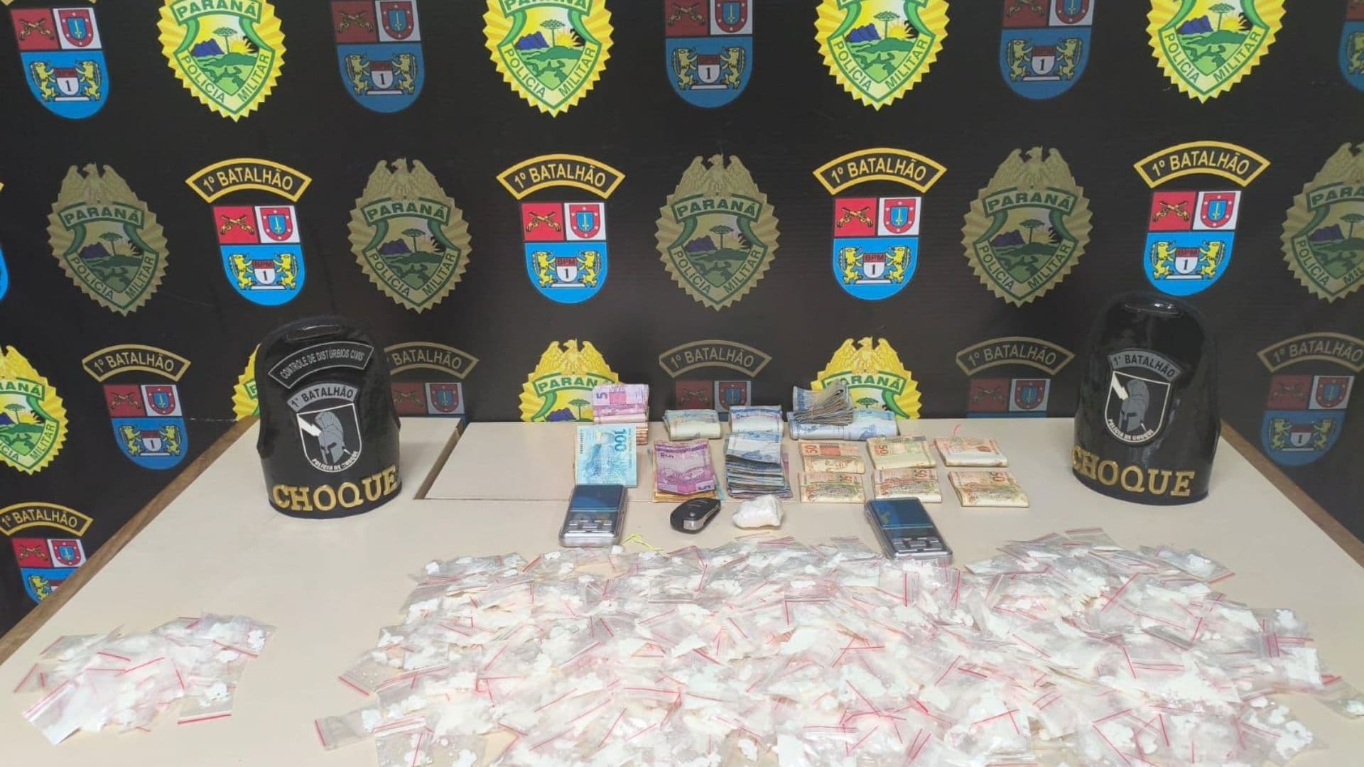 Choque prende homem com mais de 700 porções de cocaína e quase R$ 10 mil em Ponta Grossa