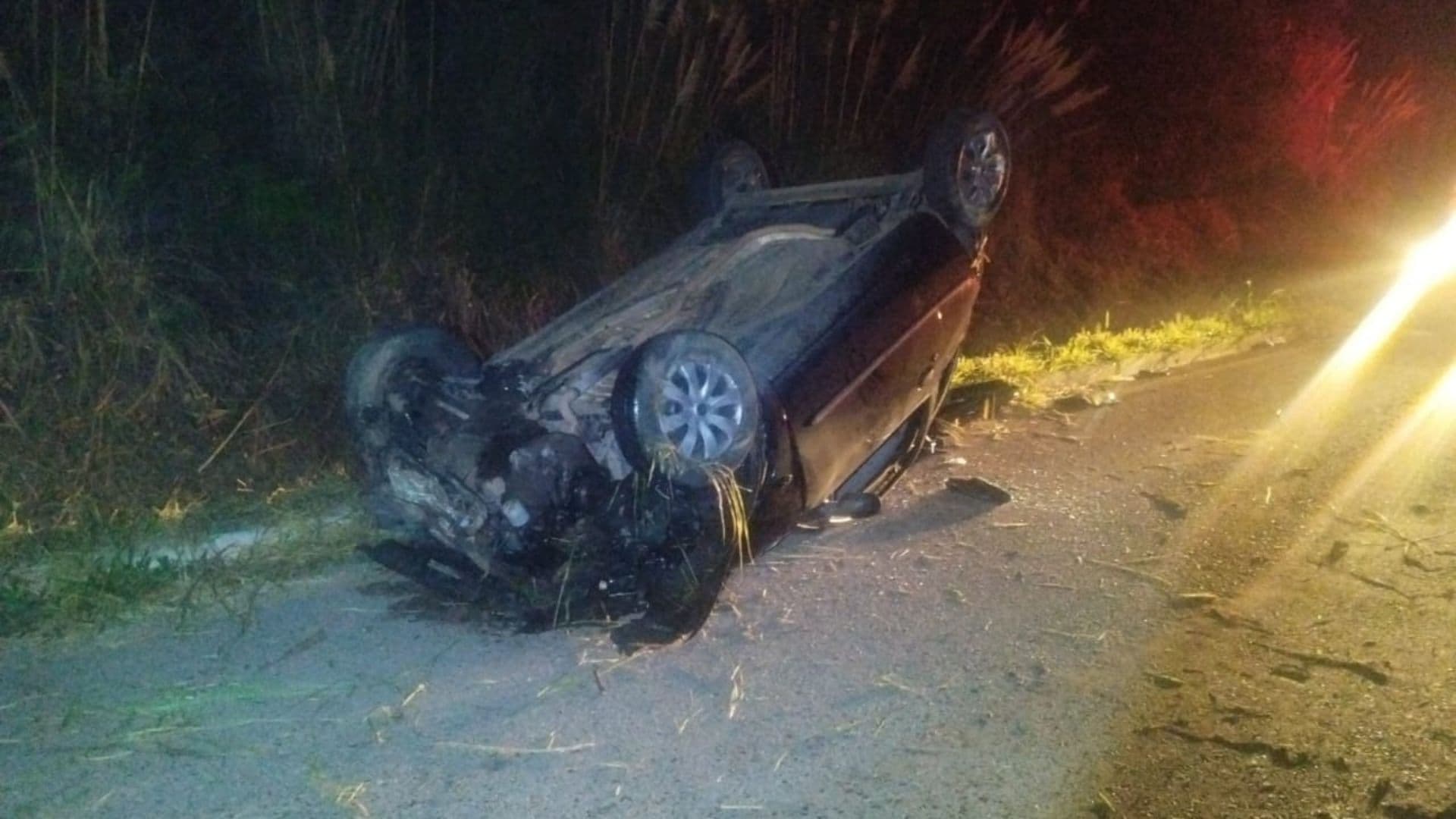 Carro bate contra barranco e deixa quatro feridos graves na PR-340 em Castro