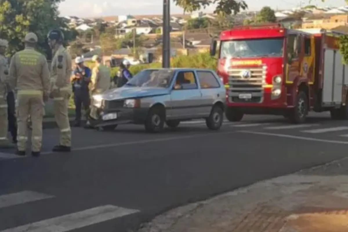 Bicicleta colide com carro e deixa dois adolescentes feridos em Ponta Grossa