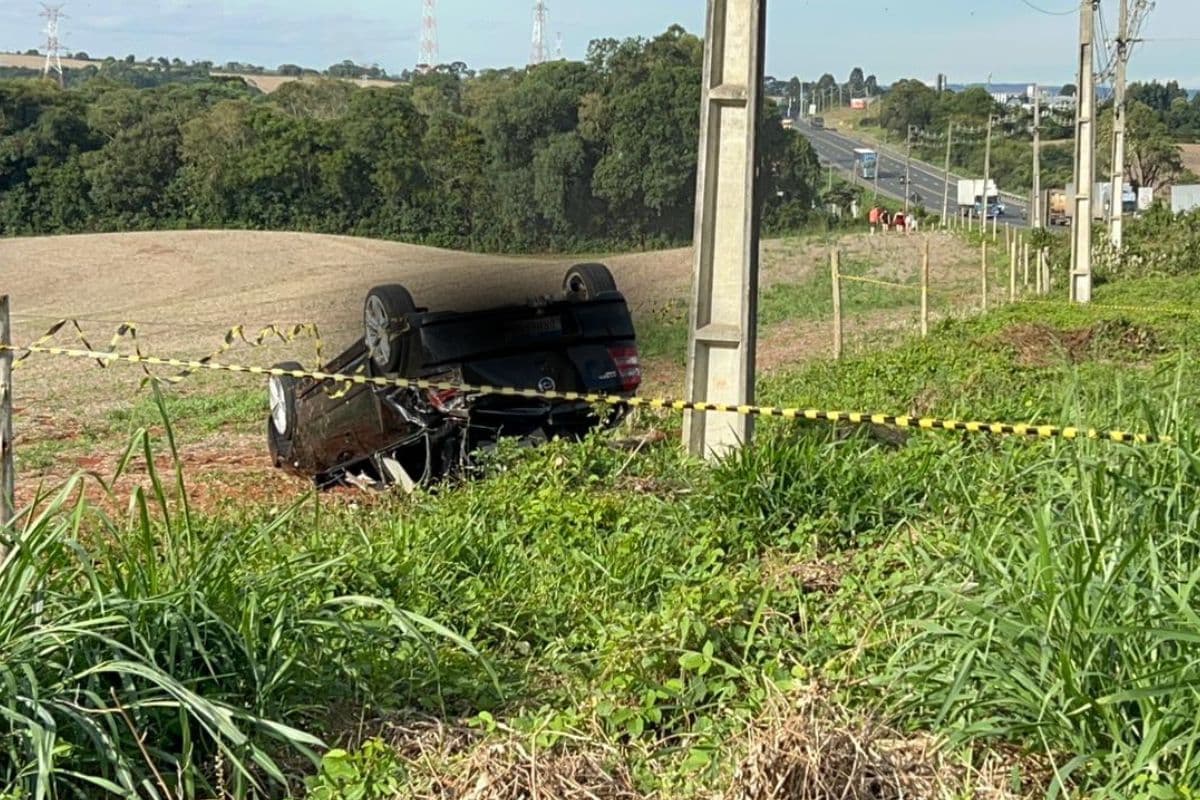 Carro capota e mata idoso atropelado na Avenida Souza Naves em Ponta Grossa"