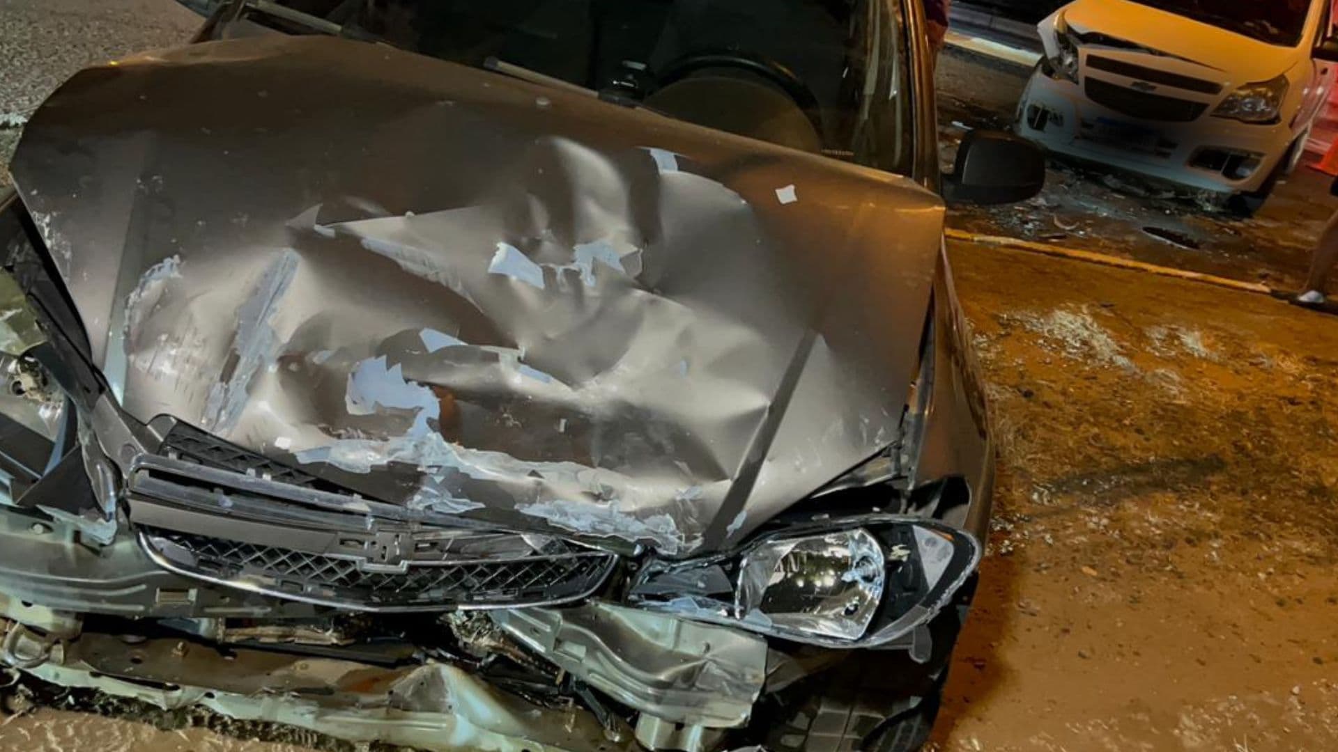 Veículos se envolvem em acidente na vila Costa Rica, em Ponta Grossa