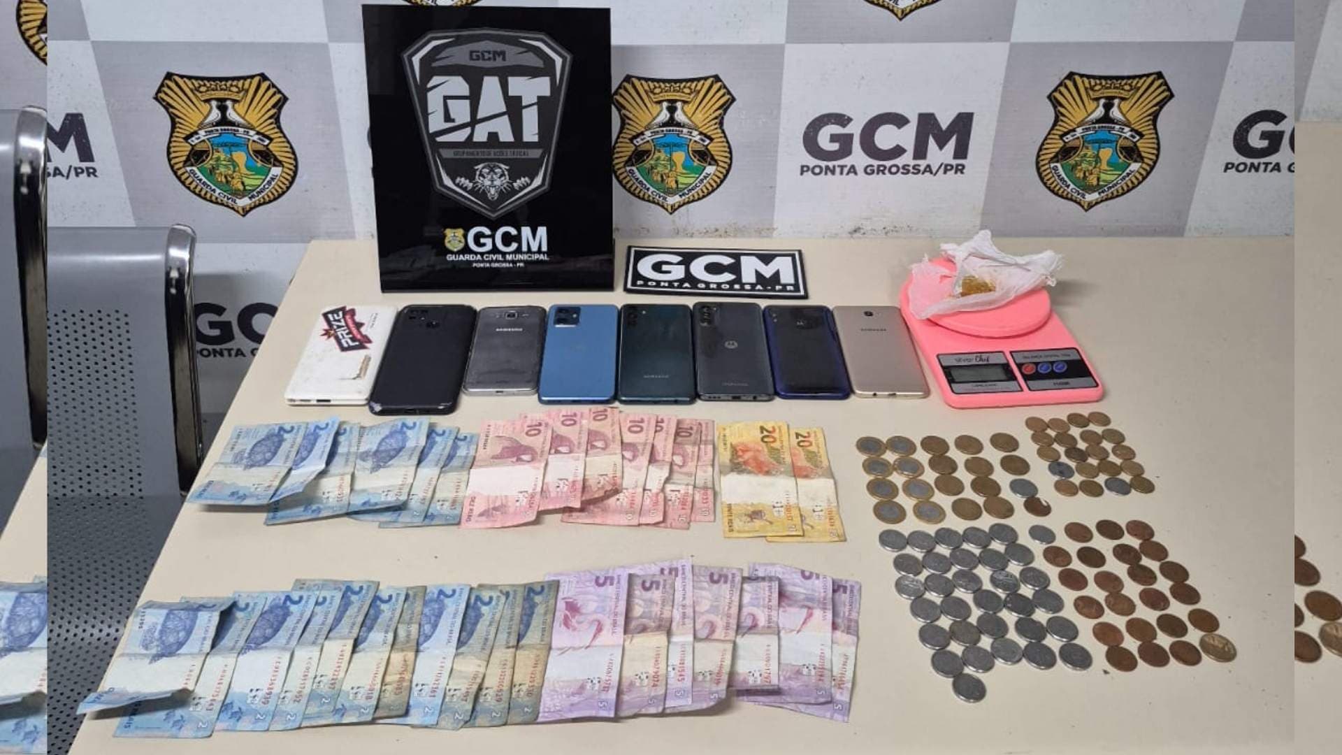 Furto de celular leva GCM a encontrar 7 aparelhos, drogas e dinheiro em biqueira na Vila Nova
