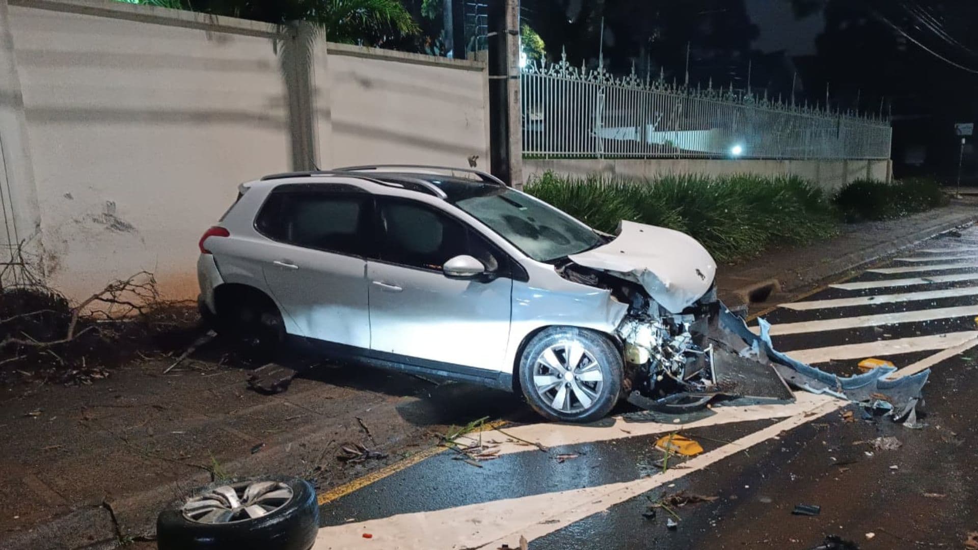 Carro é encontrado abandonado após acidente em Ponta Grossa
