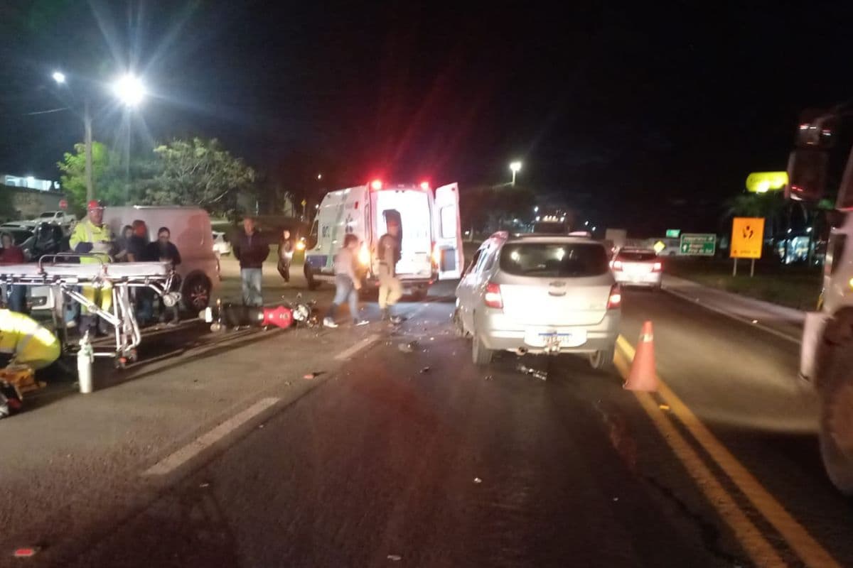 Colisão entre carro e moto deixa feridos na PR-151 em Jaguariaíva