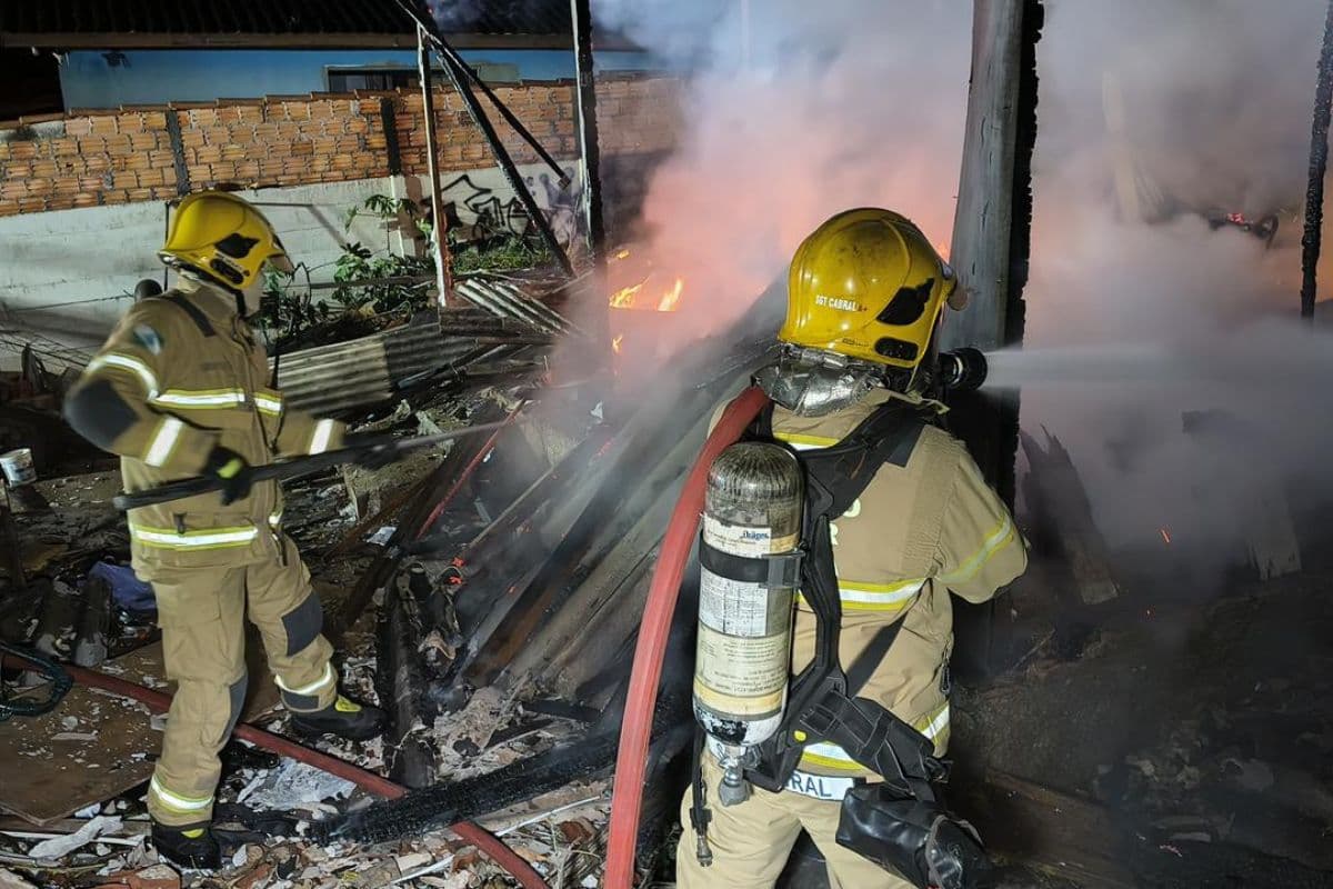 Casa é destruída por incêndio na vila Borsato, em Ponta Grossa