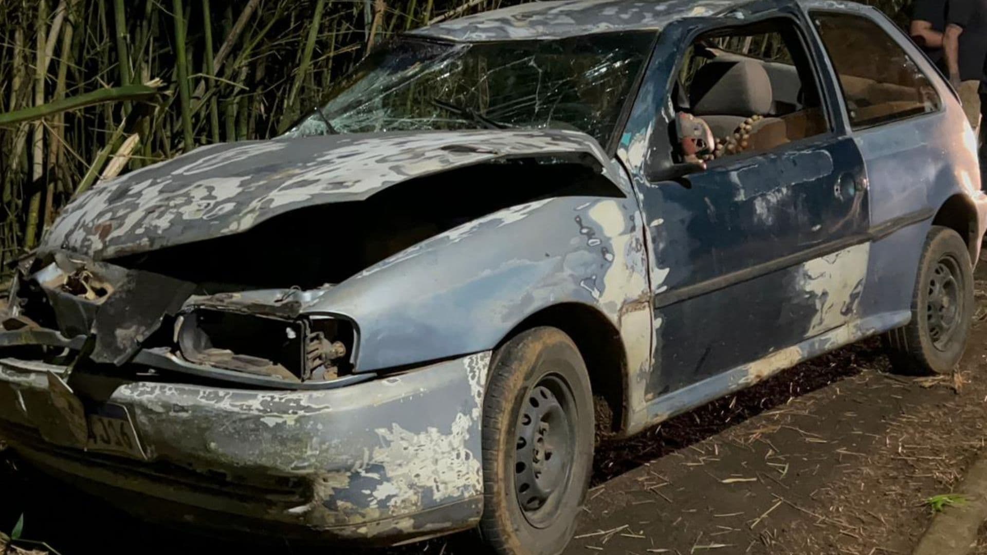 Dois jovens ficam feridos após capotamento em Ponta Grossa