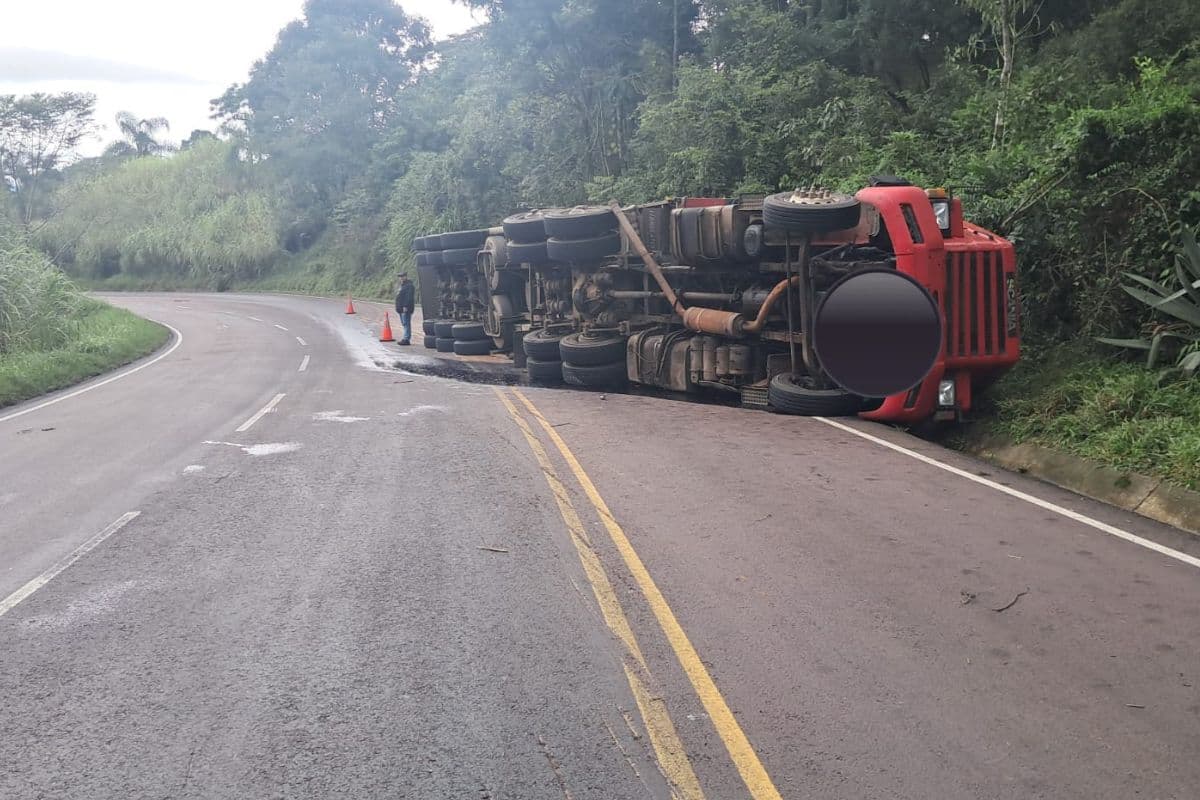 Caminhão tomba na PR-090 em Piraí do Sul nesta terça-feira
