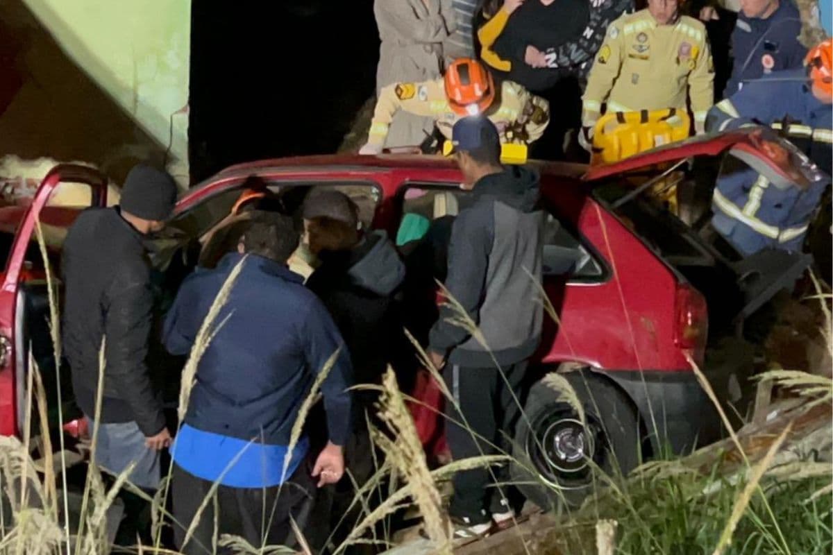 Adolescente fica ferida após carro desgovernado atingir casa em Ponta Grossa
