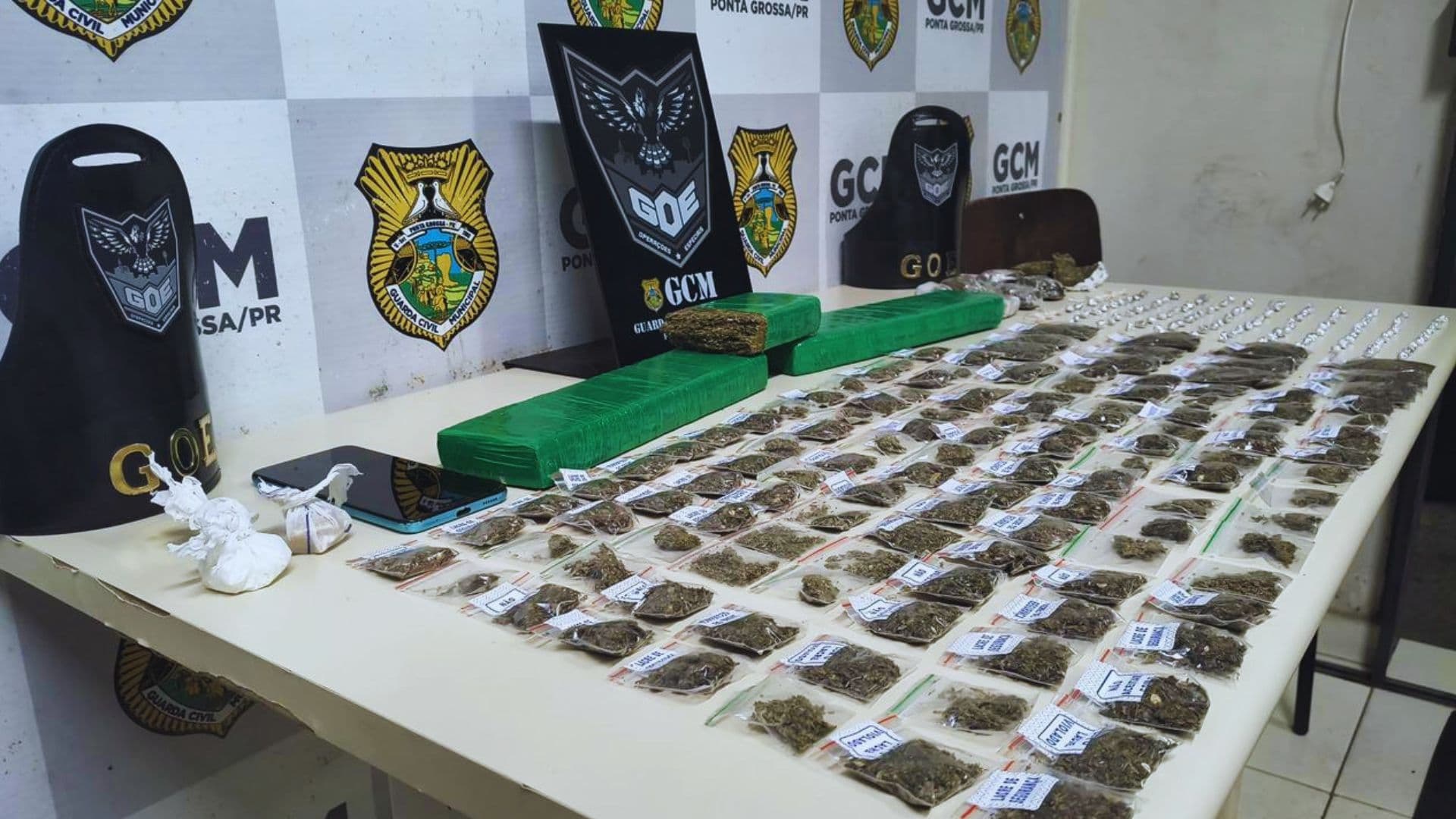 GOE prende homem com 4 kg de maconha, crack e cocaína no Bairro Boa Vista