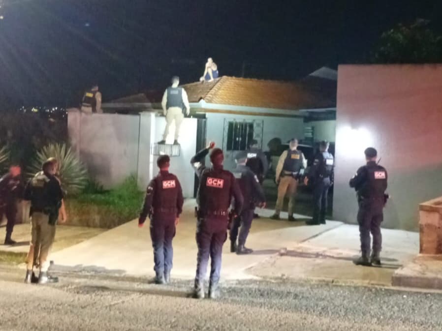 Homem em surto mobiliza forças de segurança durante a madrugada em Ponta Grossa